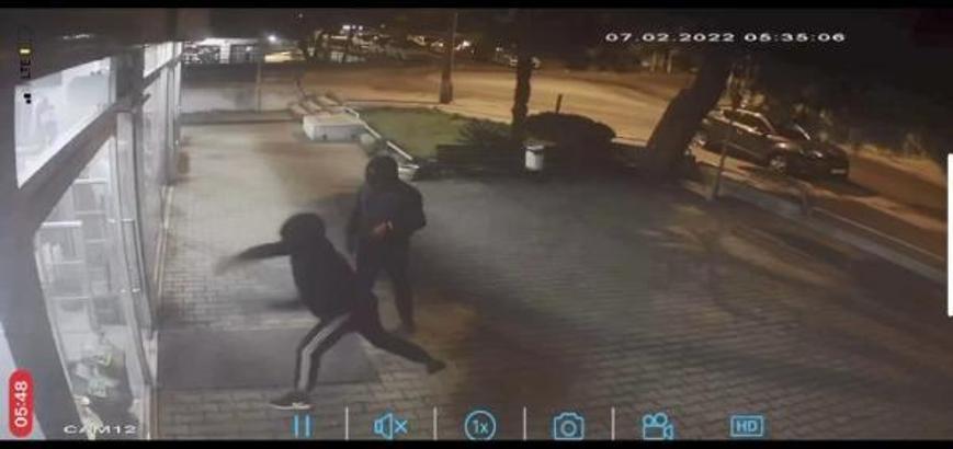 Çekmeköy'de kapıyı kaldırım taşıyla kırarak hırsızlık yaptılar