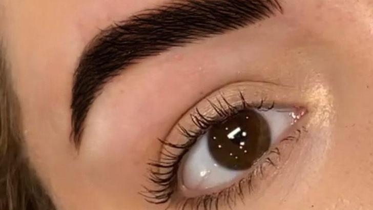 Pudralama tekniğinde kaşlara uygulanan boyalara dikkat