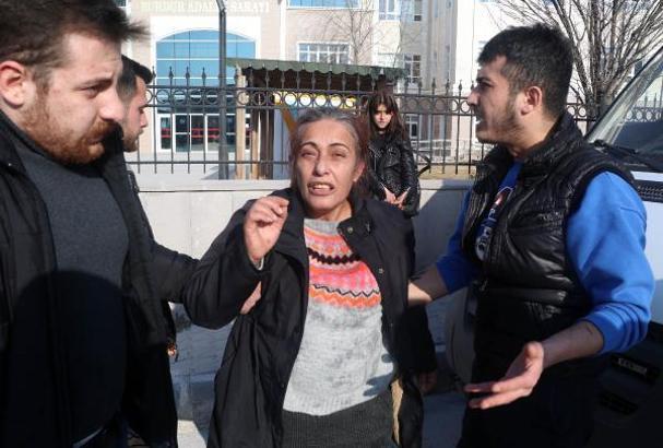 Mahkeme beraat ve tahliye verdi, ölen gencin annesi fenalaştı