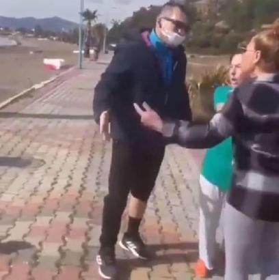 Köpeklere taş attığı için uyaran 2 kadını dövdü