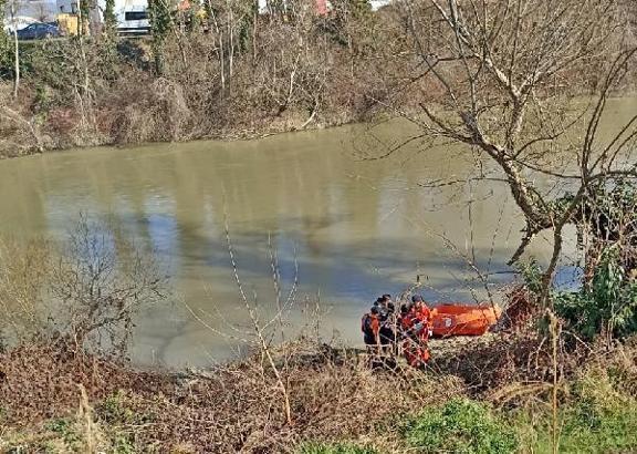 Nehre atlayan pazarcıyı arama çalışmalarında 3'üncü gün