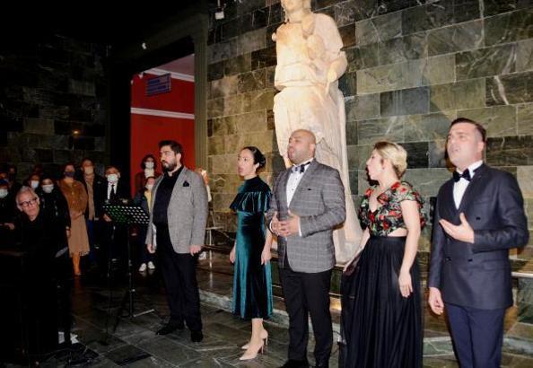 Antalya Müzesi'nde heykeller arasında opera