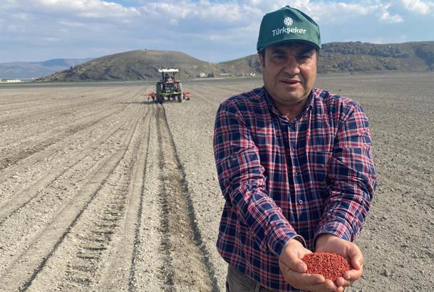 Bakan Pakdemirli: Sezonun ilk pancar tohumu toprakla buluştu