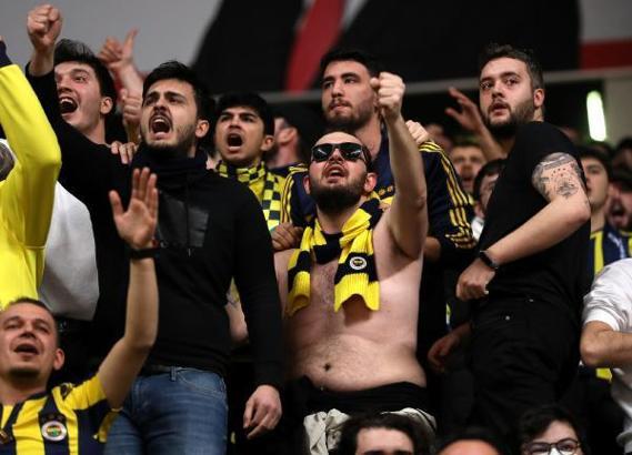 Fenerbahçe Beko - Galatasaray Nef maçına tribünlerin boşaltılması için ara verildi