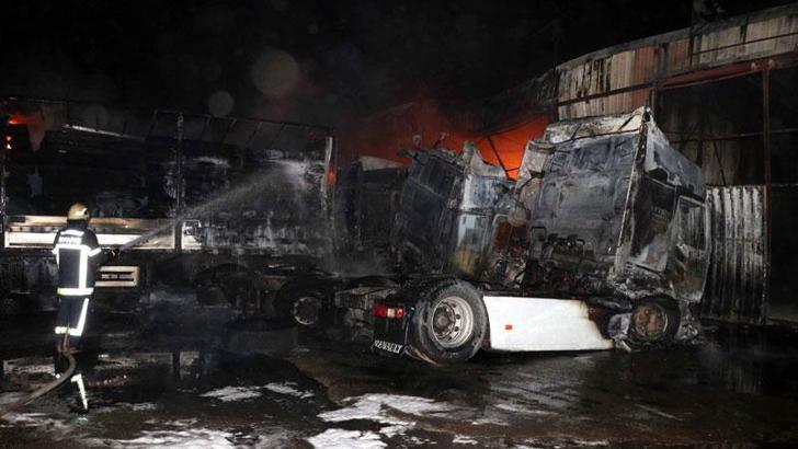 Nakliyeciler sitesinde çıkan yangında çok sayıda dükkan ve TIR alev aldı