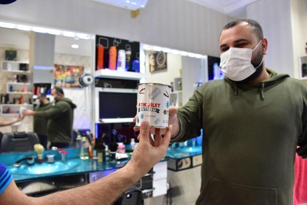 Tuzla’da bulunan 360 berber dükkanına atık jilet kutusu dağıtıldı