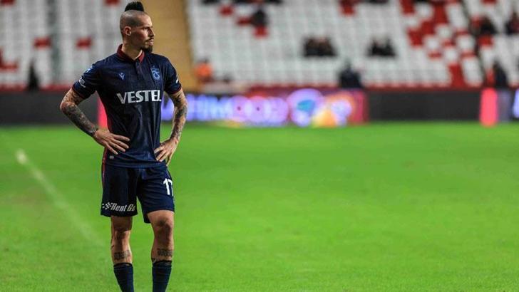 Trabzonspor'da tedavi gören Hamsik ülkesine gitti