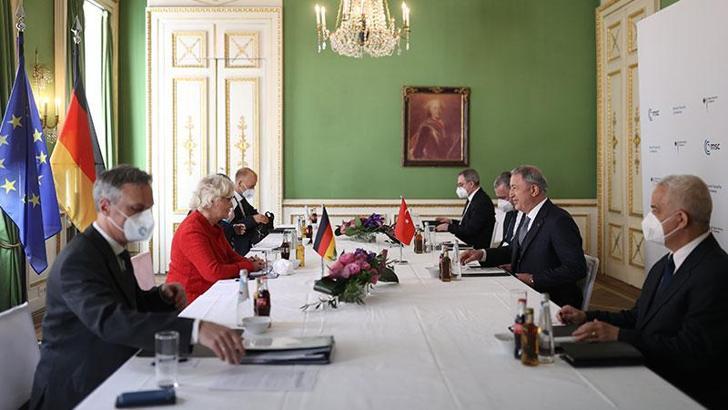 Bakanı Akar, Almanya Savunma Bakanı Lambrecht ile görüştü