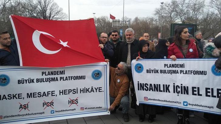 Aşı zorunluluğuna karşı olanlardan balonlu eylem