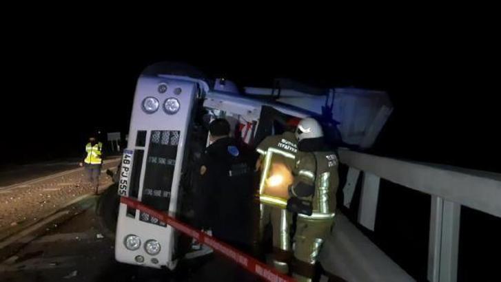 Kamyon virajda yan yattı: 1 ölü, 1 yaralı