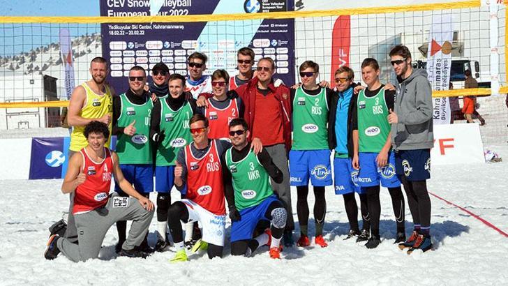 Kahramanmaraş'taki Kar Voleybolu maçlarında Rus ve Ukraynalı sporculardan kardeşlik pozu