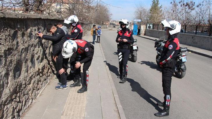 Kadının boynundaki altın kolyeyi kapıp kaçan şüpheliyi Yunus timi 4 dakikada yakaladı