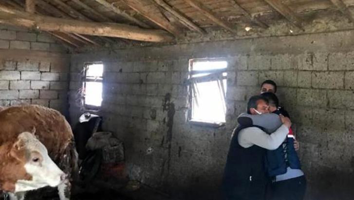 Çalınan inekleri bulununca sevinçle jandarmaya sarıldı