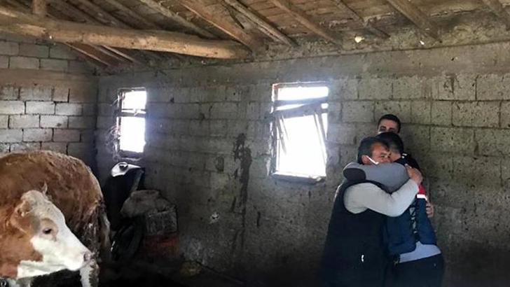 Çalınan inekleri bulununca sevinçle jandarmaya sarıldı