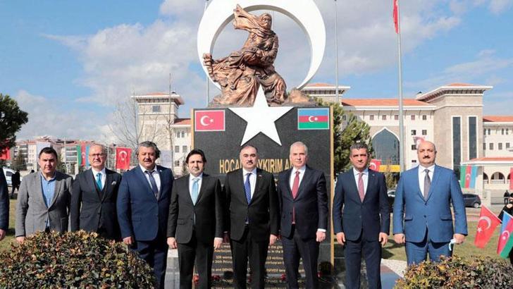 Azerbaycan Büyükelçisi'nden Hocalı Soykırımı Anıtı'na kırmızı karanfil