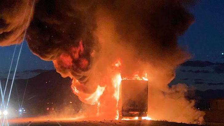 Ağrı’da asfalt yüklü TIR, alev alev yandı