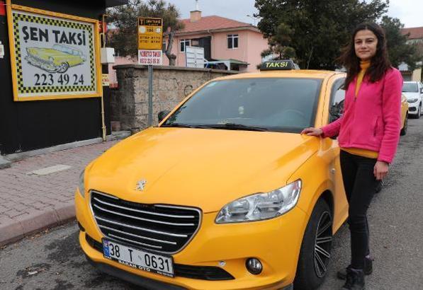 Üniversite mezunu Hüsne, eşi ve babasının mesleğini seçerek taksi şoförü oldu