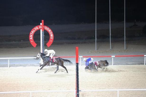 Büyükşehir Koşusu'nu 'Kuzey Yağmuru' kazandı