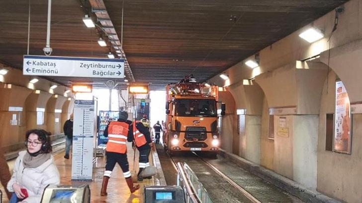 Fatih'te tramvay yoluna giren çekici enerji hatlarını kopardı