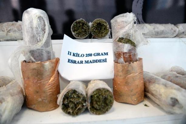 Kavurma paketlerinden 11 kilo esrar çıktı
