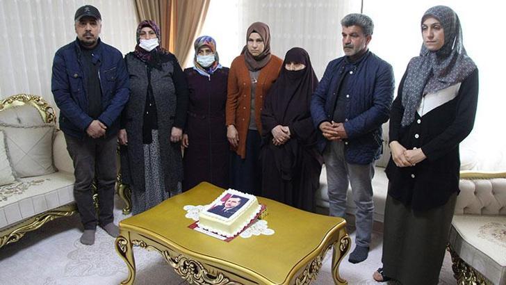 Evlat nöbetindeki aileler, Cumhurbaşkanı Erdoğan'ın doğum gününü kutladı