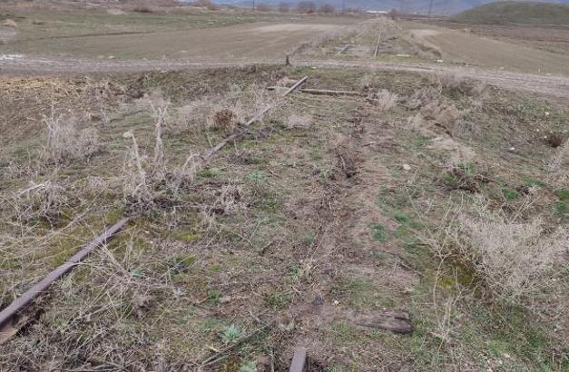 Oksijen kaynağıyla kesip çaldıkları rayları hurdacıya satarken yakalandılar
