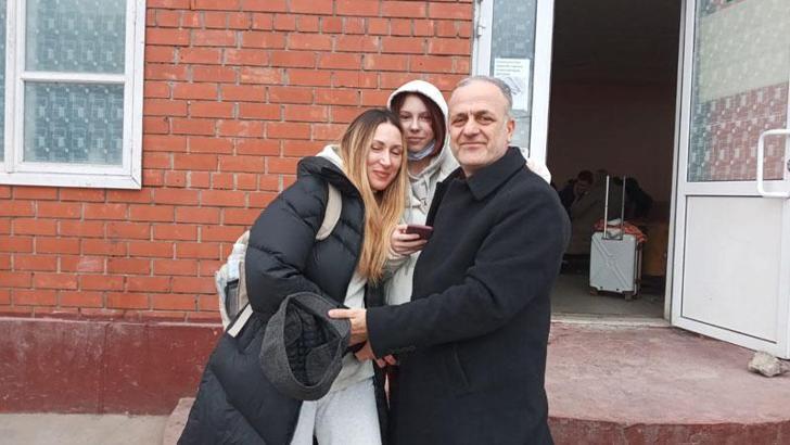 İzmit'ten Ukrayna'ya gidip, eşi ve kızını aldı