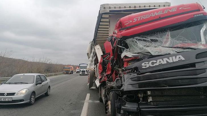 Silivri'de TIR'la temizlik aracı çarpıştı