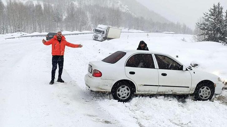 Geminbeli Geçidi'nde kar ve tipi ulaşımı etkiledi