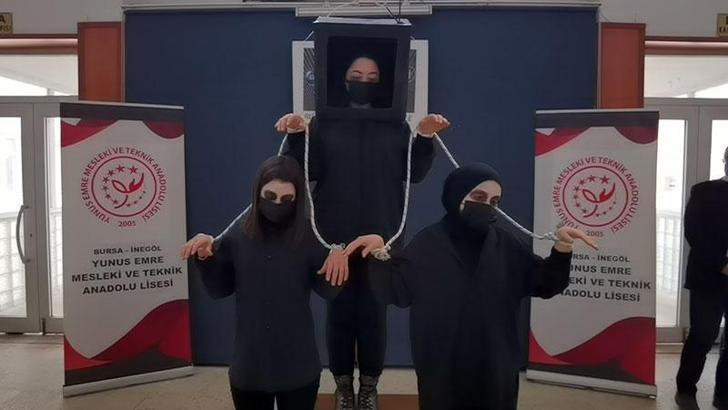 Teknoloji bağımlılığına dikkat çekmek için 40 dakika hareketsiz durdular