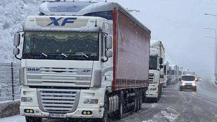 Samsun'da kar yağışı ulaşımı aksattı