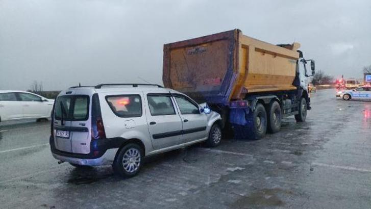 Kamyona çarptı, otomobilde sıkışıp ağır yaralandı