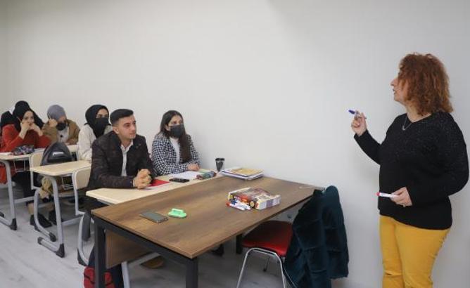 Akdeniz Belediyesi gençlere üniversite kapılarını açıyor