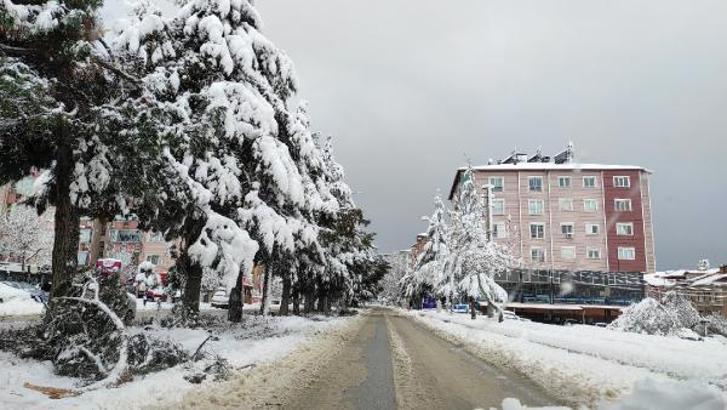 Burdur'da kar yağışı, hayatı olumsuz etkiledi