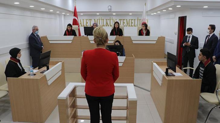 Kariyer fuarına kurulan mahkeme salonunda duruşma deneyimi