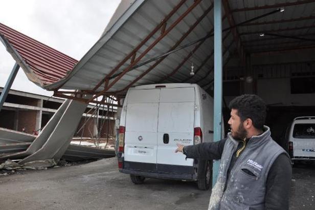 Gaziantep'te fırtına; çatılar uçtu, araçlar hasar gördü
