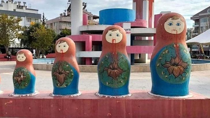 Antalya'da Dostluk Parkı'ndaki matruşkalara boyalı saldırı