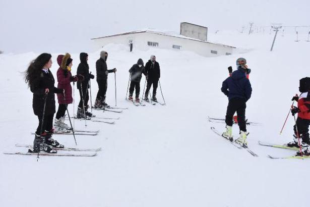 Bitlis’te öğrenciler 1 liraya kayak öğreniyor