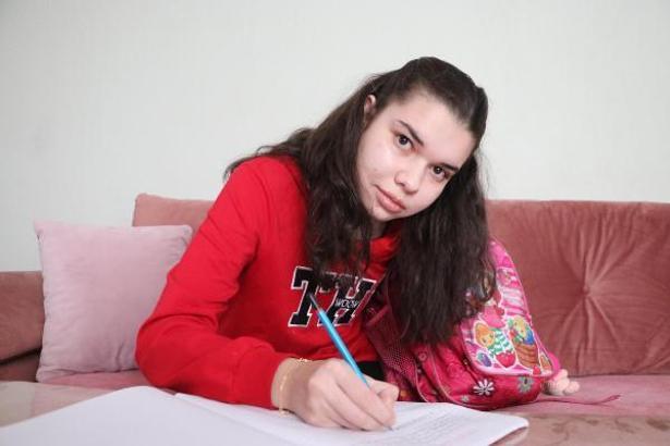 14 yıl önce ikizi ile oynarken başından vurulan Kübra, hayata sarıldı