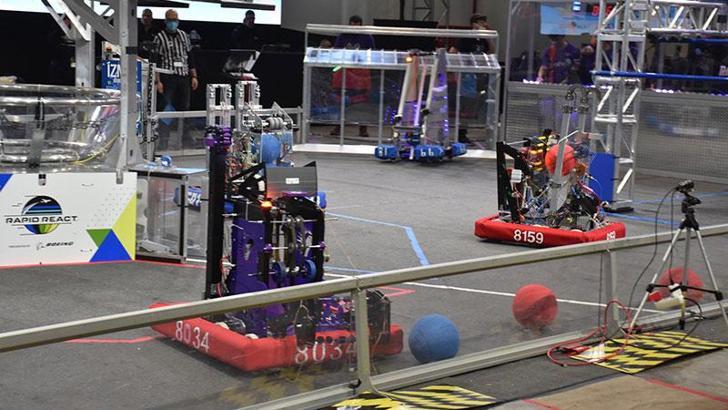 Liseliler, tasarladıkları robotlarla yarıştı