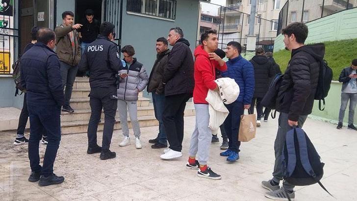 Futbolcular maç yaparken soyunma odasından para ve telefonları çalındı