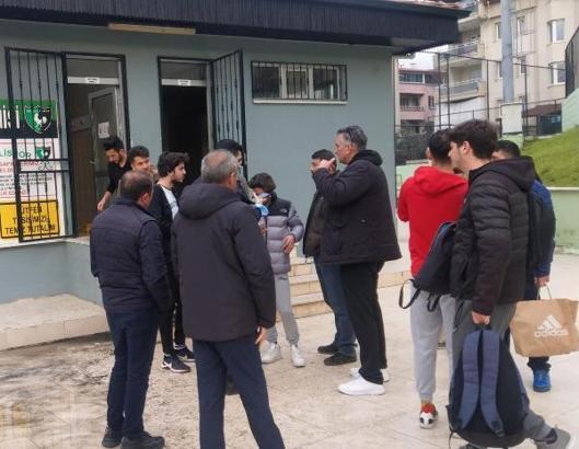 Futbolcular maç yaparken soyunma odasından para ve telefonları çalındı