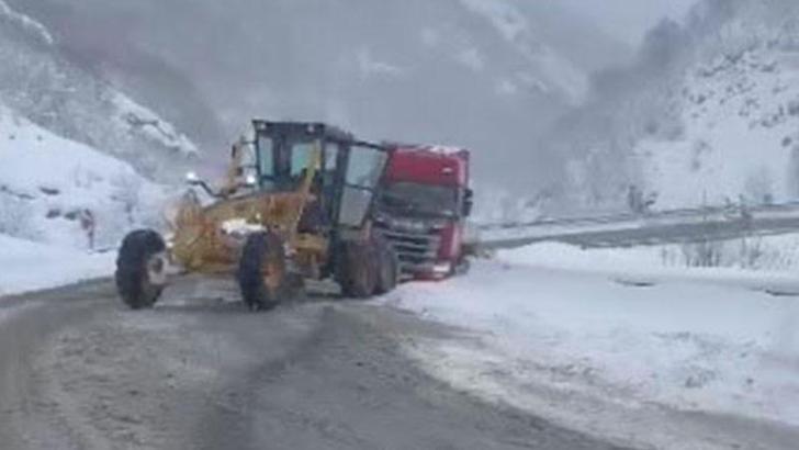 Geminbeli Geçidi'nde kar yağışı ve tipi; ulaşım aksadı