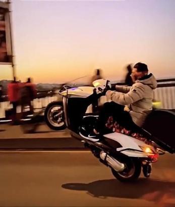 Beğeni uğruna... Omzunda taşıdığı arkadaşıyla motosiklet sürdü