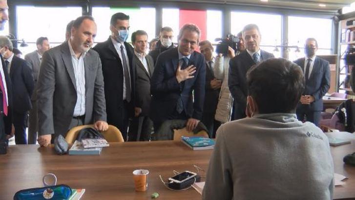 Milli Eğitim Bakanı Özer, Gaziosmanpaşa'da Farika Kütüphanesi'ni ziyaret etti