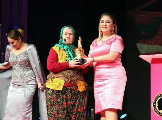 Ümmiye Koçak'a 'Yılın tiyatrocusu' ödülü