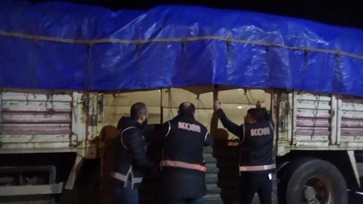 Yem yüklü kamyonda 2,7 milyon liralık kaçak makaron ele geçirildi