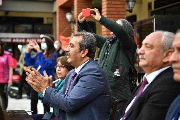 Çukurovalı kadınlar sergi açtı, Başkan Çetin karanfil dağıttı