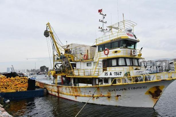 Ege’de hava şartları nedeniyle balıkçılar, av yasağını beklemeden iskelelere demirledi