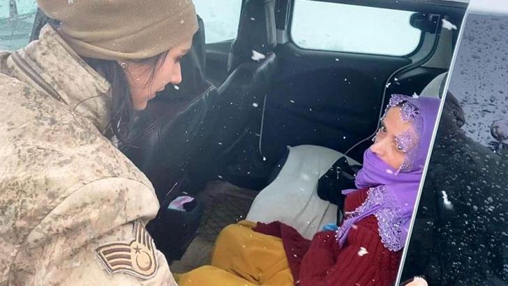 Bitlis'te karda mahsur kalan ailenin yardımına jandarma yetişti